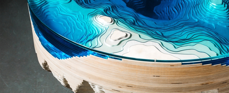 gps ocean stol skleny modre sklo dreveny masivny stol experimentalny dizajn toptrendy sk