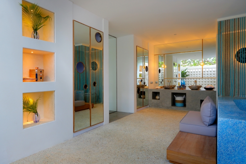 exotic dekor luxusná spálňa bali exotický štýl bývania zrkadlový šatník toptrendy sk