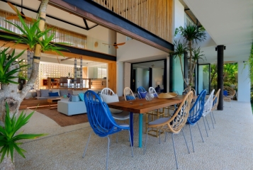 exotic dekor s jedálensky stol zahradny nabytok open plan vila na bali letna terasa