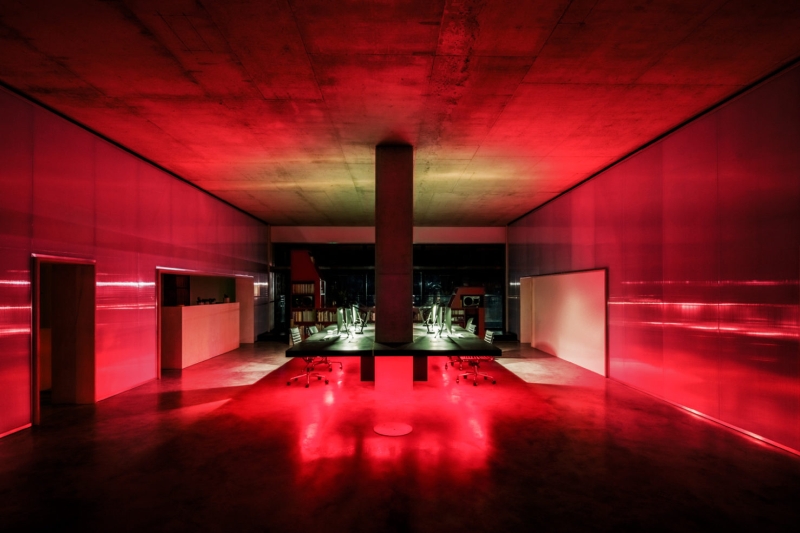 architektura pre smartfony testone factory demokraticky dizajn červený interier rekonštrukcia dramaticke osvetlenie toptrendy sk