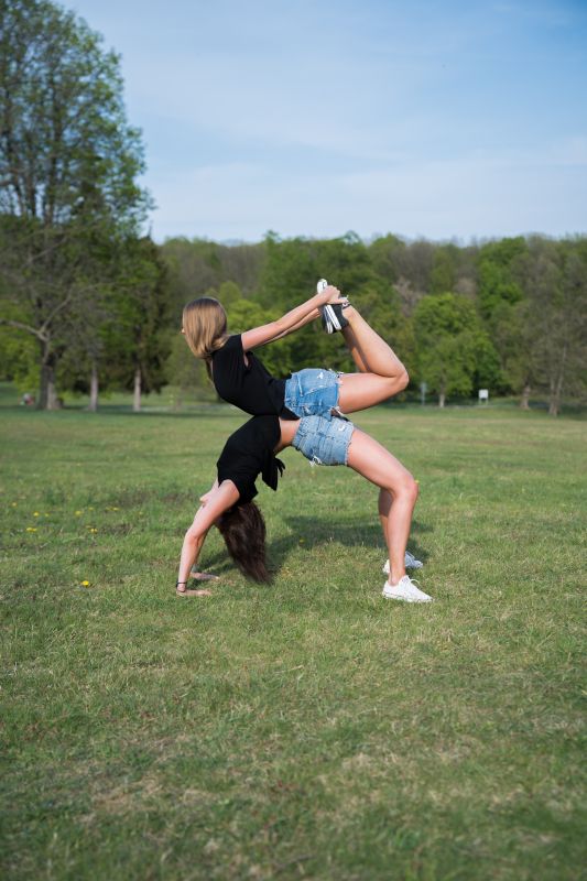 akro joga cvicenie akrobacia gymnastika zeny muzi svaly 12