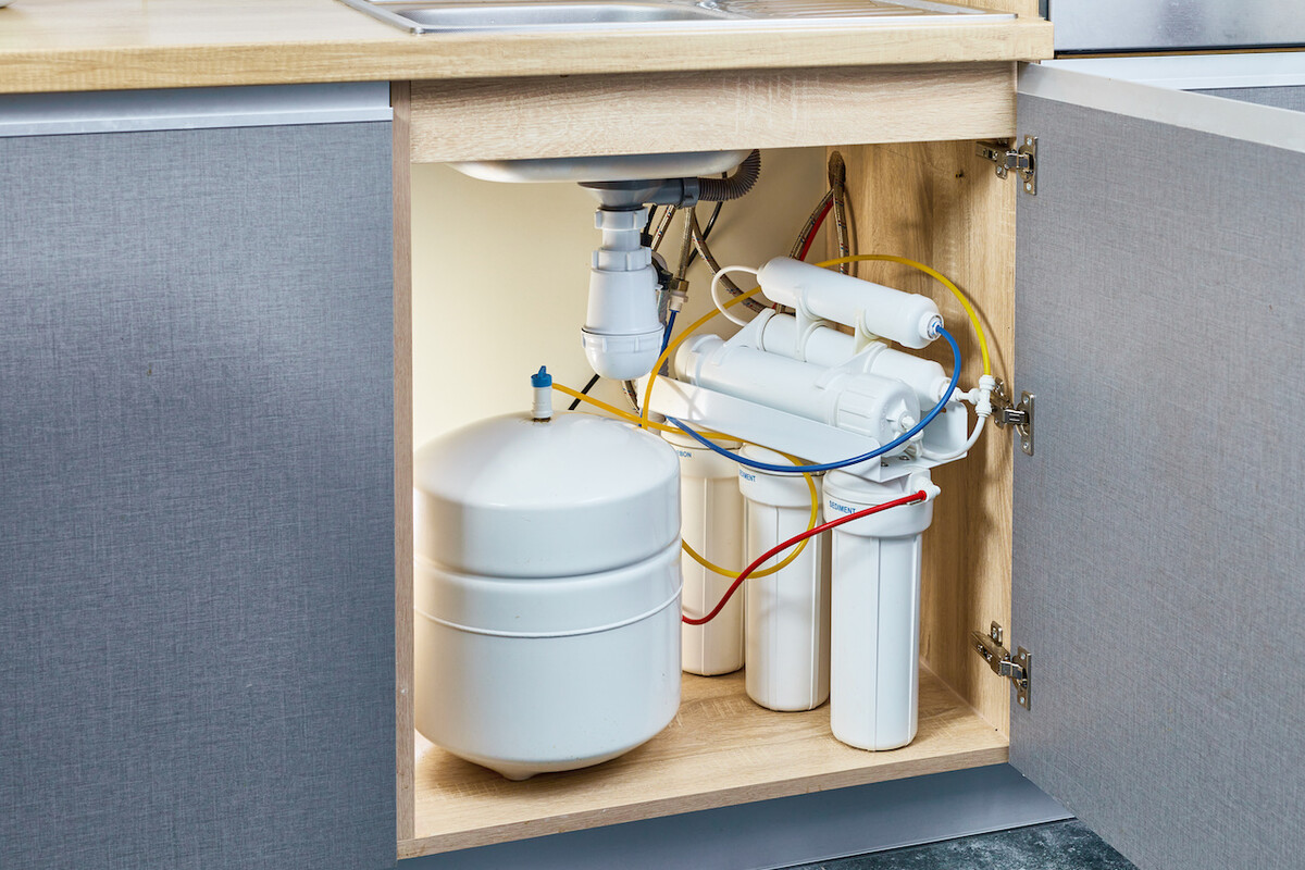 Purification osmosis system and water filter at kitchen.